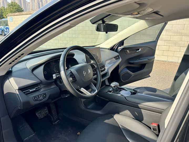 Фото 6 - Hongqi E-QM5