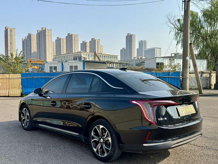 Фото 9 - Hongqi E-QM5