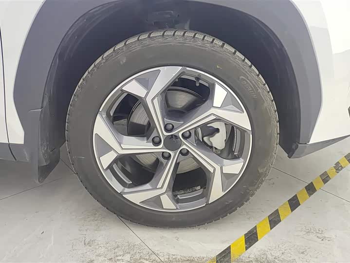 Фото 6 - Geely Atlas L