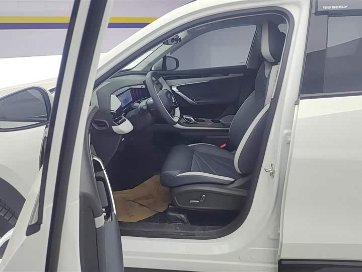 Фото 9 - Geely Atlas L