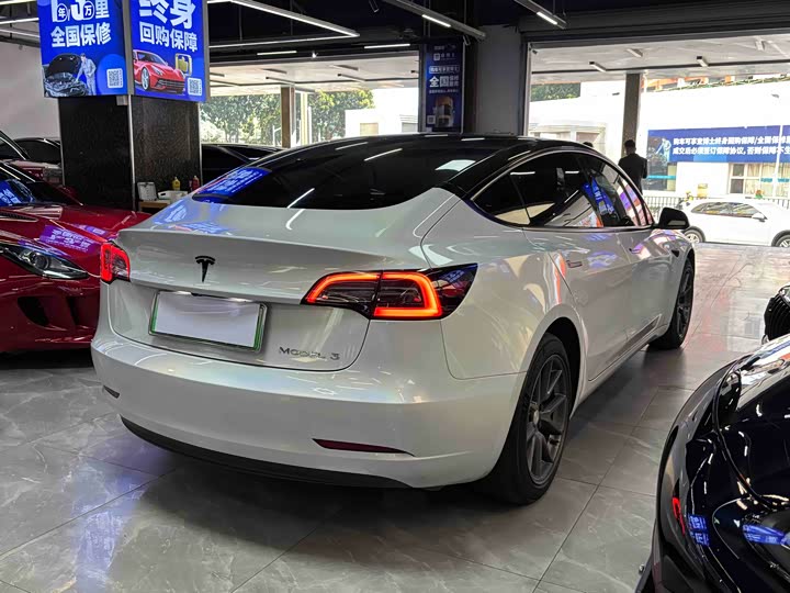 Фото 6 - Tesla Model 3