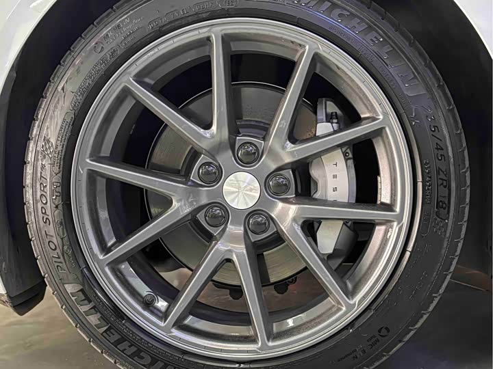 Фото 8 - Tesla Model 3