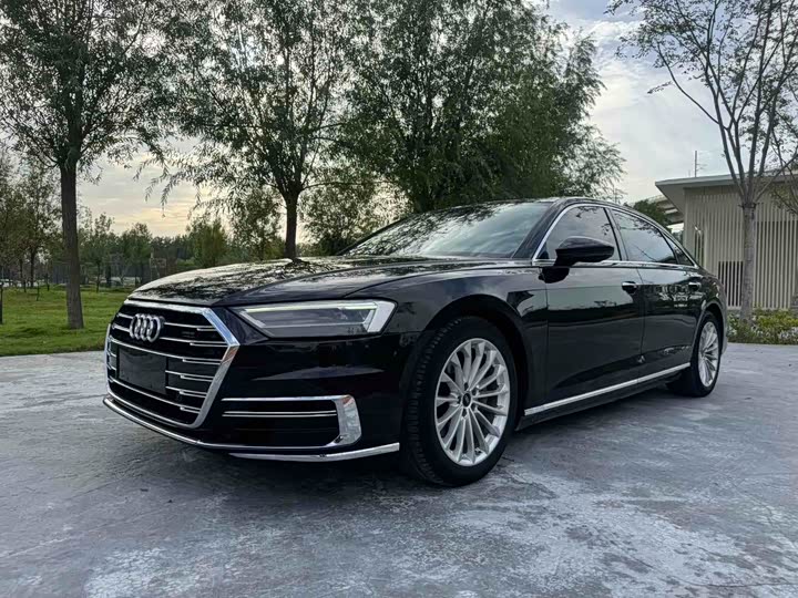 Фото 1 - Audi A8