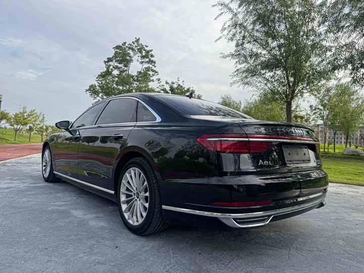 Фото 7 - Audi A8