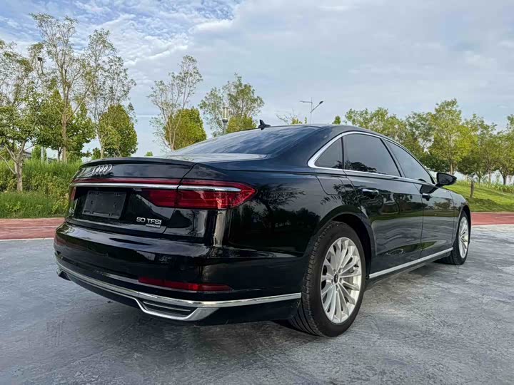 Фото 9 - Audi A8