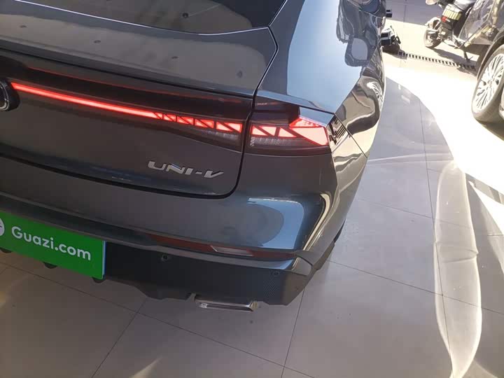 Фото 8 - Changan UNI-V
