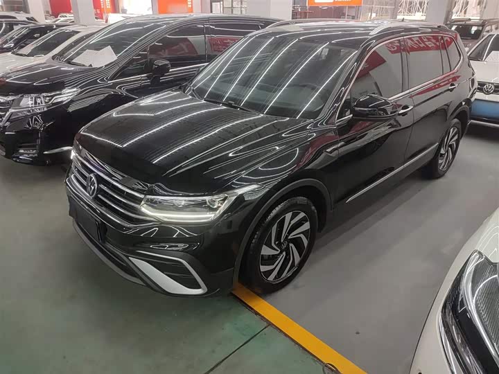 Фото 1 - Volkswagen Tiguan L Pro