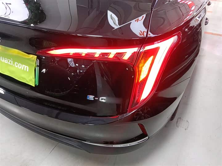 Фото 8 - Hongqi E-QM5