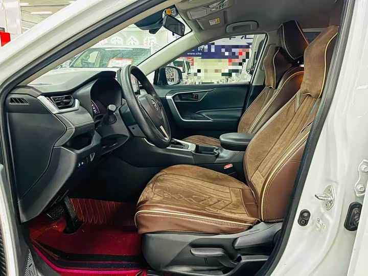 Фото 7 - Toyota RAV4