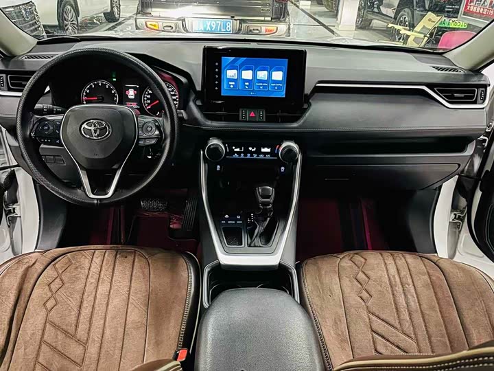 Фото 8 - Toyota RAV4