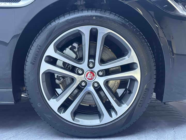 Фото 6 - Jaguar XE L