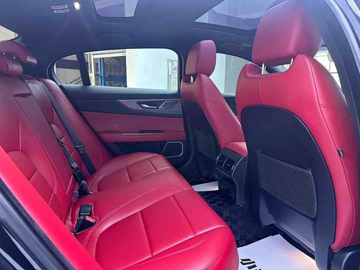 Фото 8 - Jaguar XE L