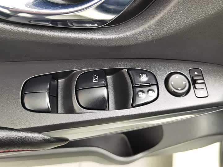 Фото 9 - Nissan Lannia