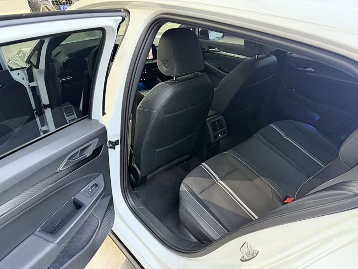 Фото 5 - Volkswagen Golf