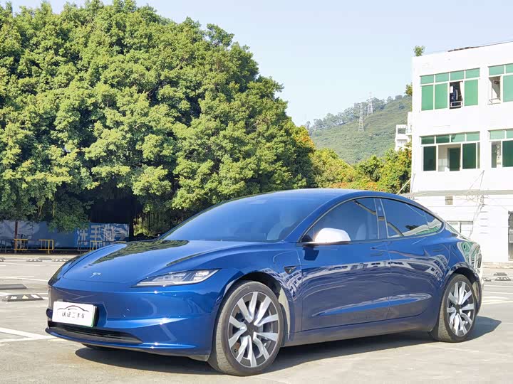 Фото 1 - Tesla Model 3