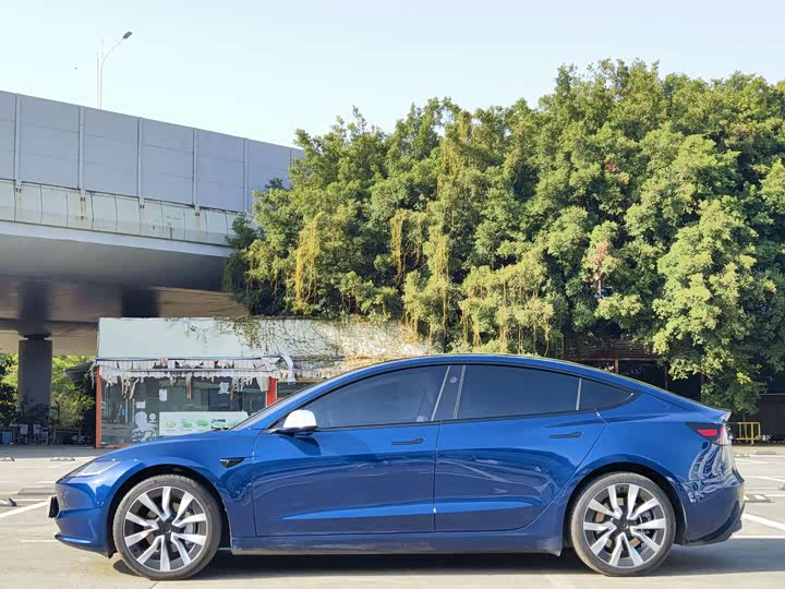 Фото 4 - Tesla Model 3