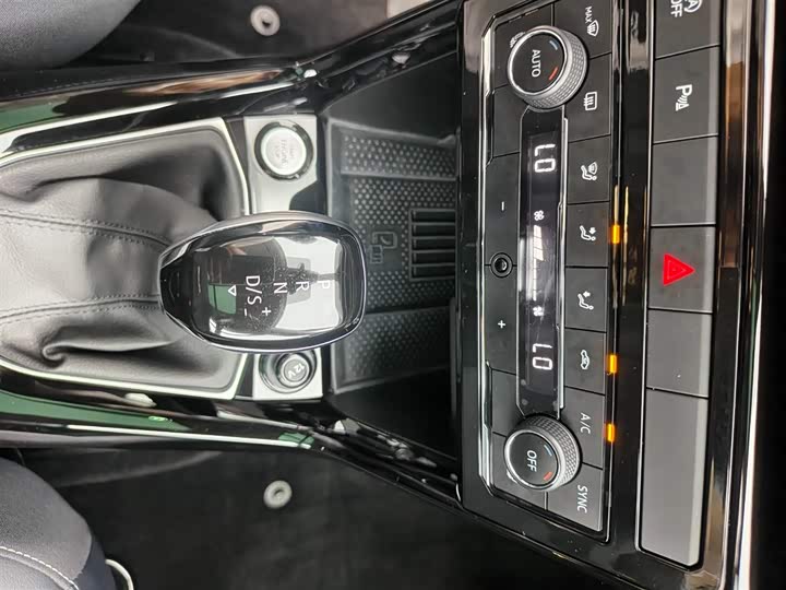 Фото 9 - Volkswagen Tharu