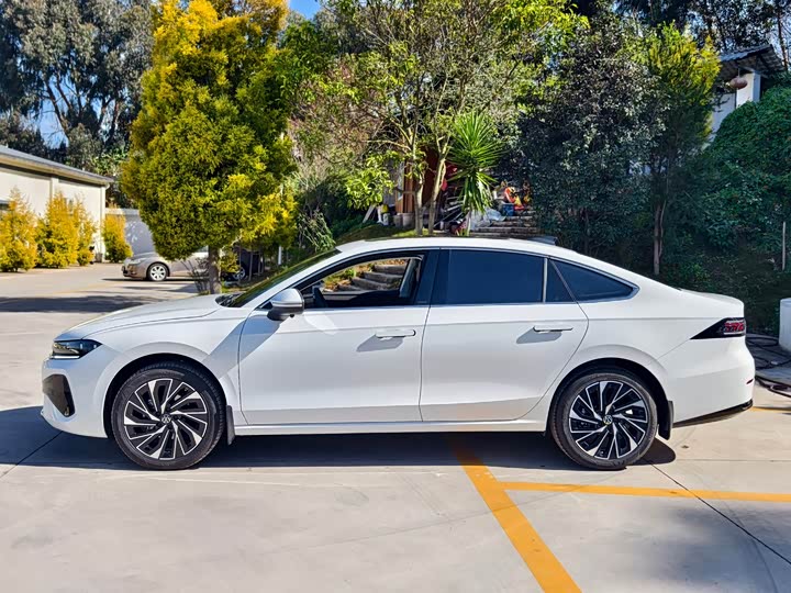 Фото 8 - Volkswagen Sagitar L