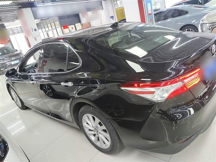 Фото 5 - Toyota Camry