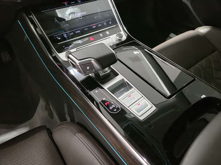 Фото 9 - Audi A8