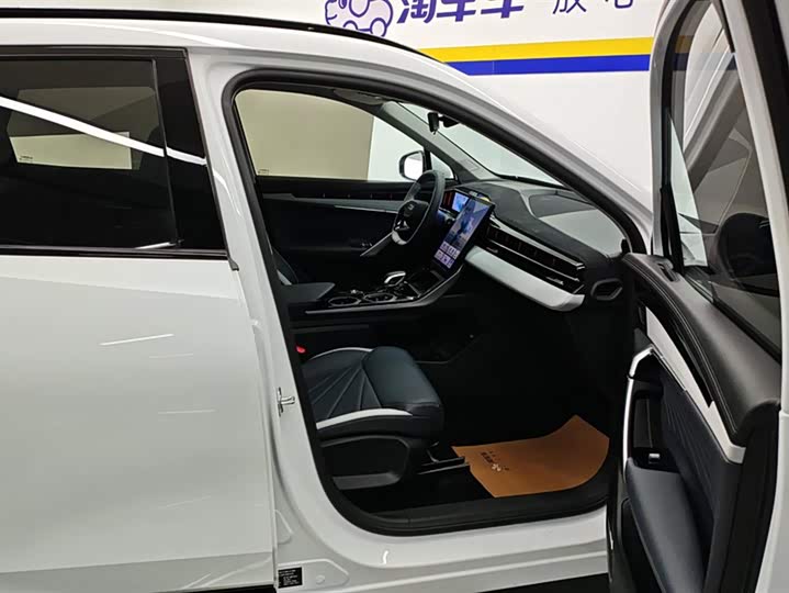 Фото 8 - Geely Atlas L