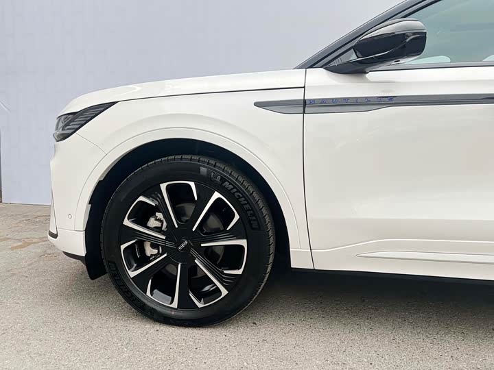 Фото 6 - Lincoln Nautilus