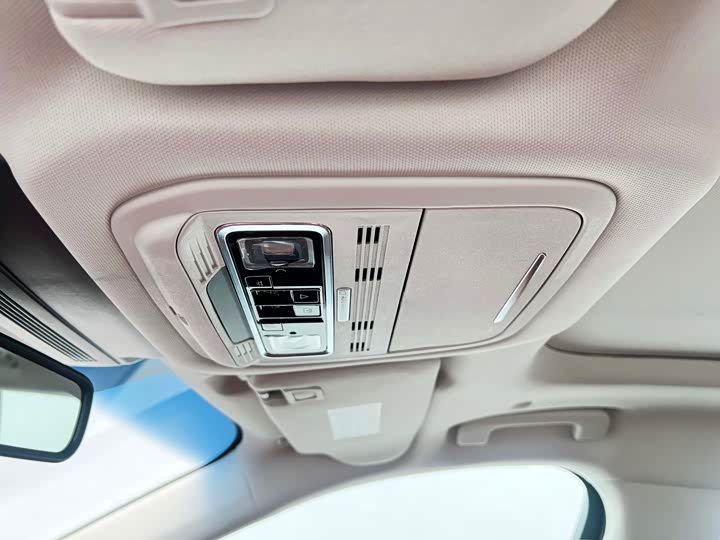 Фото 8 - Lincoln Nautilus