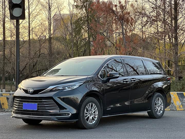 Фото 1 - Toyota Sienna