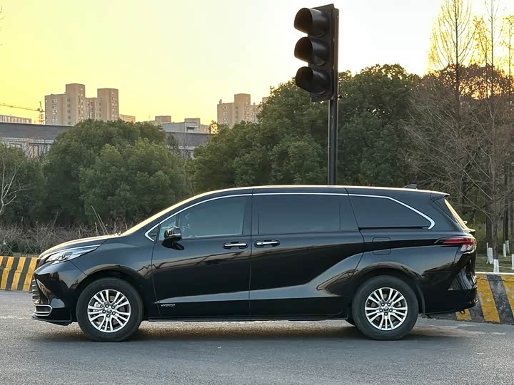 Фото 4 - Toyota Sienna