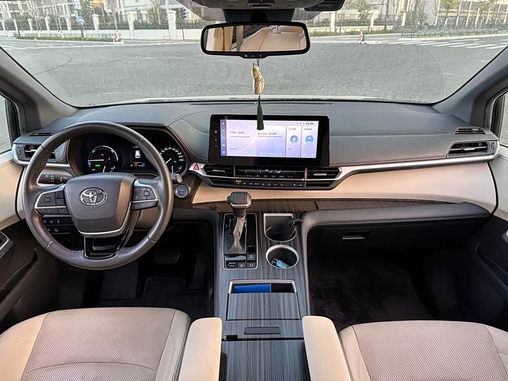 Фото 9 - Toyota Sienna