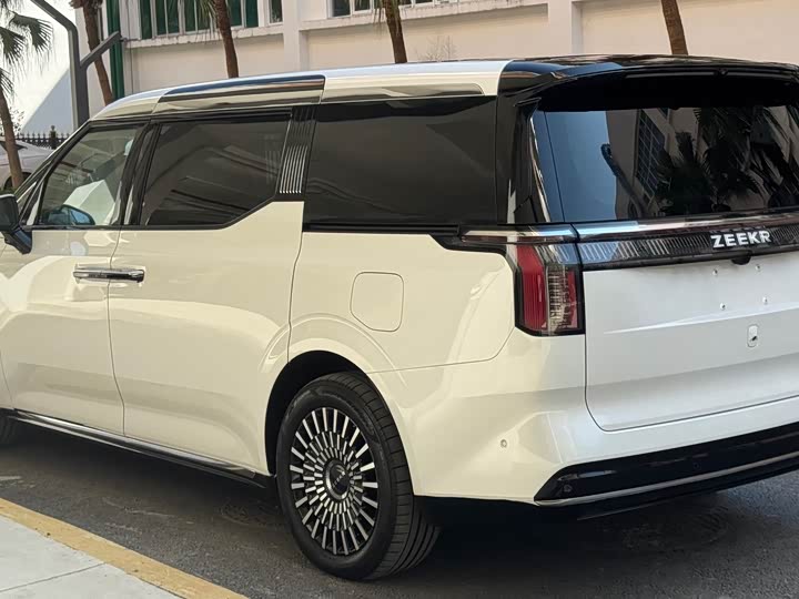 Фото 5 - Zeekr 009