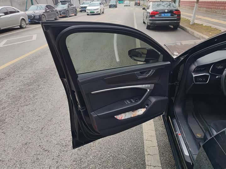 Фото 7 - Audi A6L