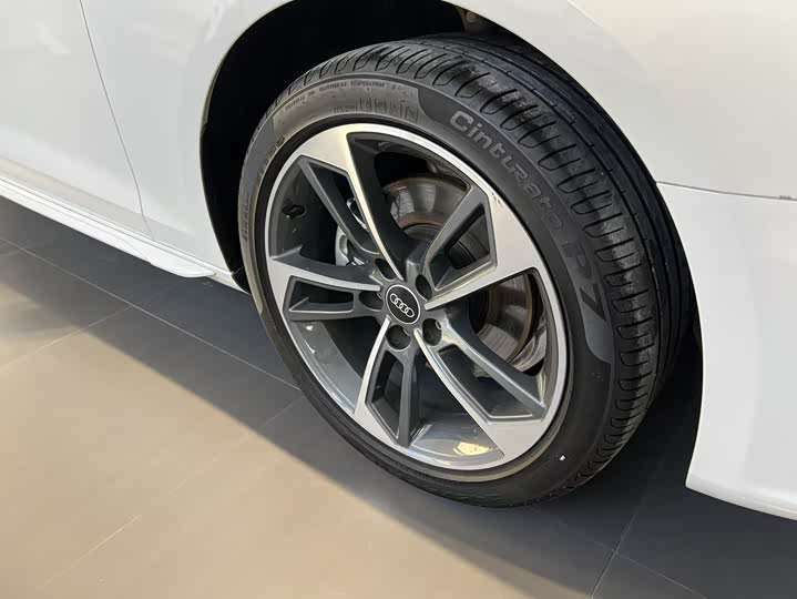 Фото 4 - Audi A4L