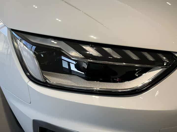 Фото 5 - Audi A4L