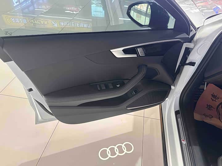 Фото 6 - Audi A4L