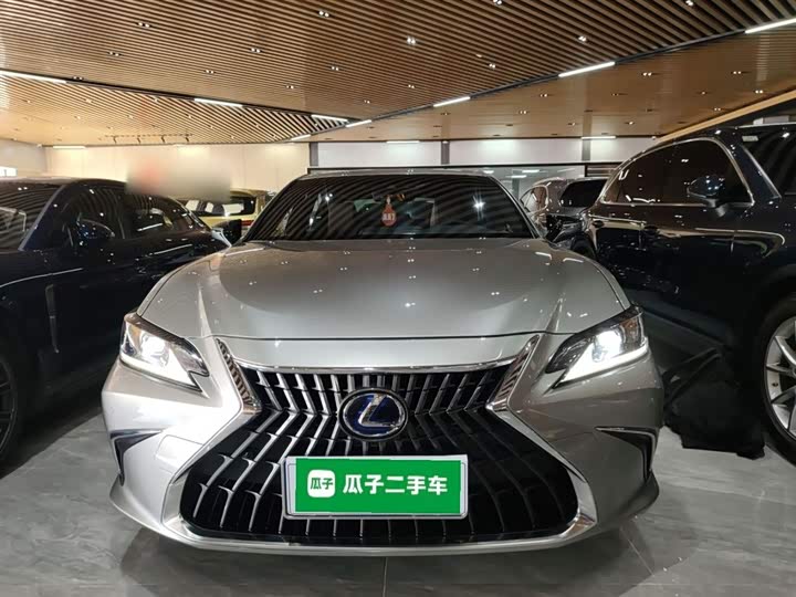 Фото 3 - Lexus ES