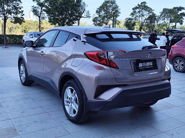 Фото 4 - Toyota C-HR