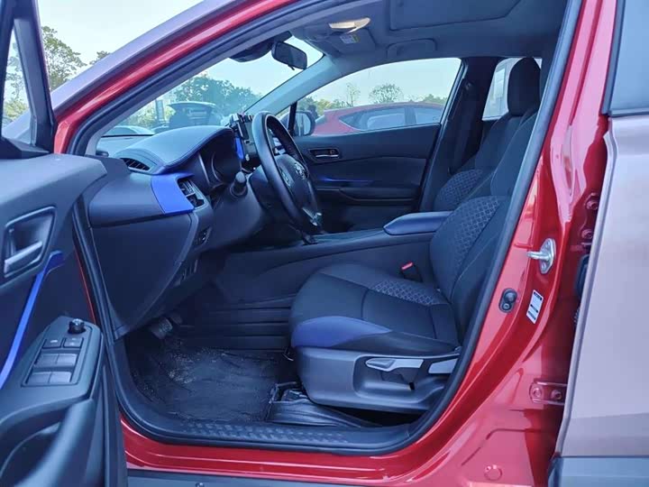 Фото 7 - Toyota C-HR