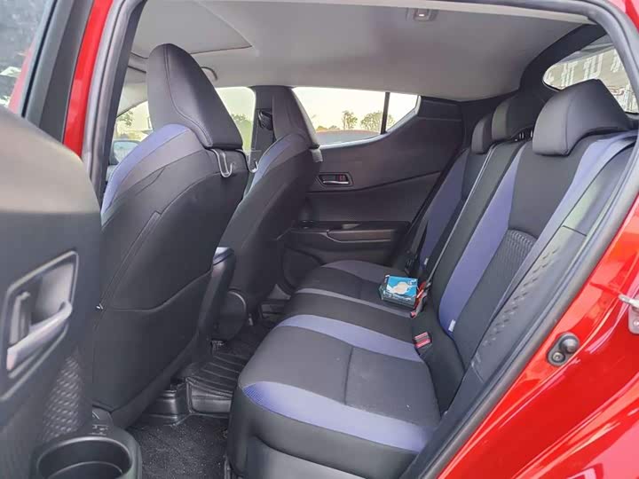 Фото 8 - Toyota C-HR