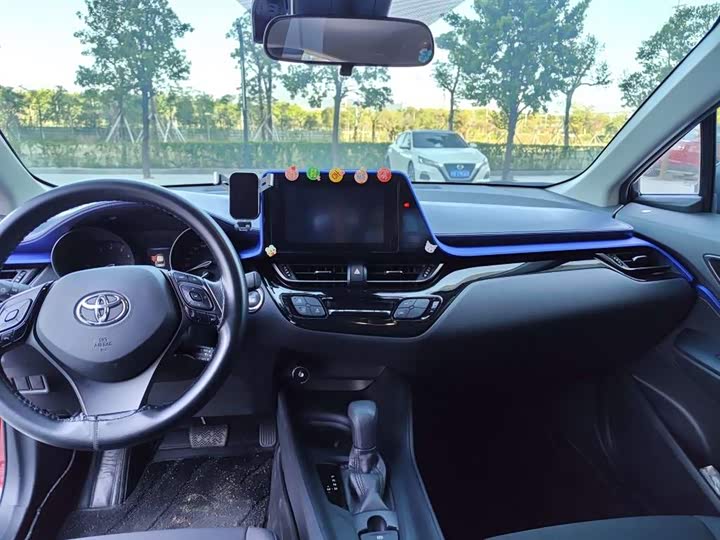 Фото 9 - Toyota C-HR