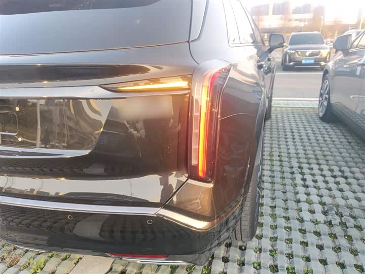 Фото 8 - Cadillac XT5