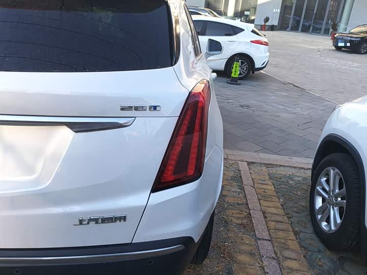 Фото 8 - Cadillac XT5