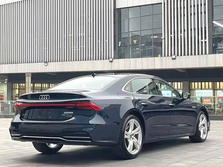 Фото 9 - Audi A7L