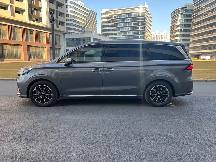 Фото 7 - Roewe iMax 8