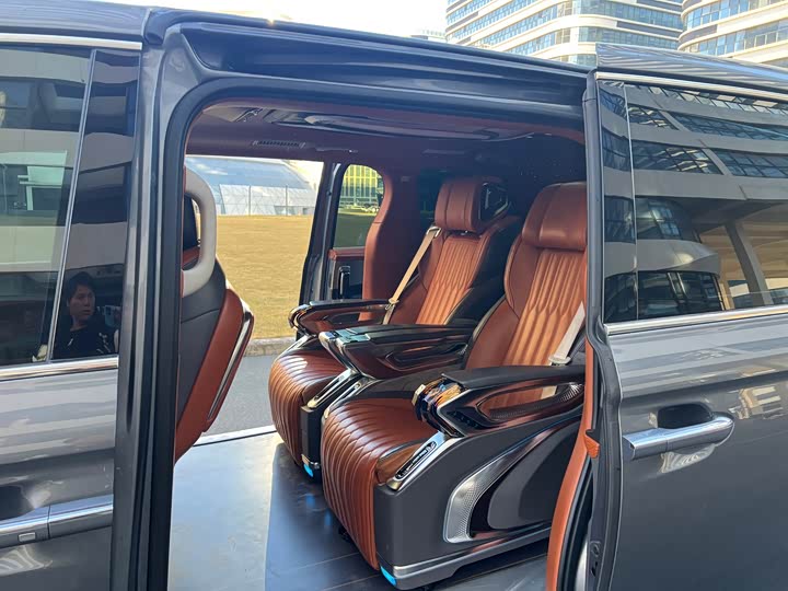 Фото 9 - Roewe iMax 8