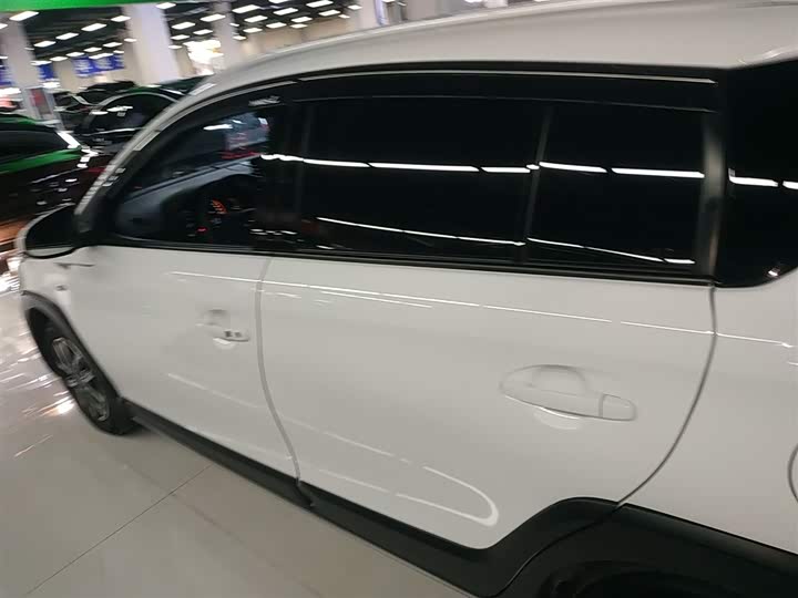 Фото 5 - Toyota Yaris L Hatchback