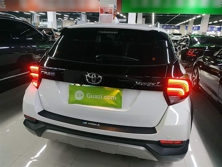 Фото 6 - Toyota Yaris L Hatchback