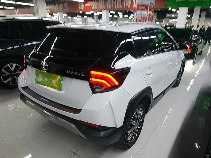 Фото 7 - Toyota Yaris L Hatchback