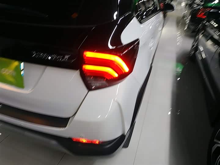 Фото 8 - Toyota Yaris L Hatchback