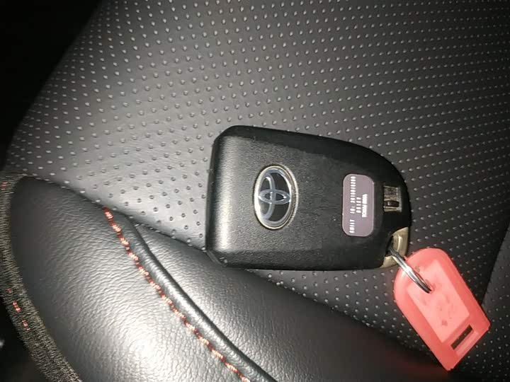 Фото 9 - Toyota Yaris L Hatchback